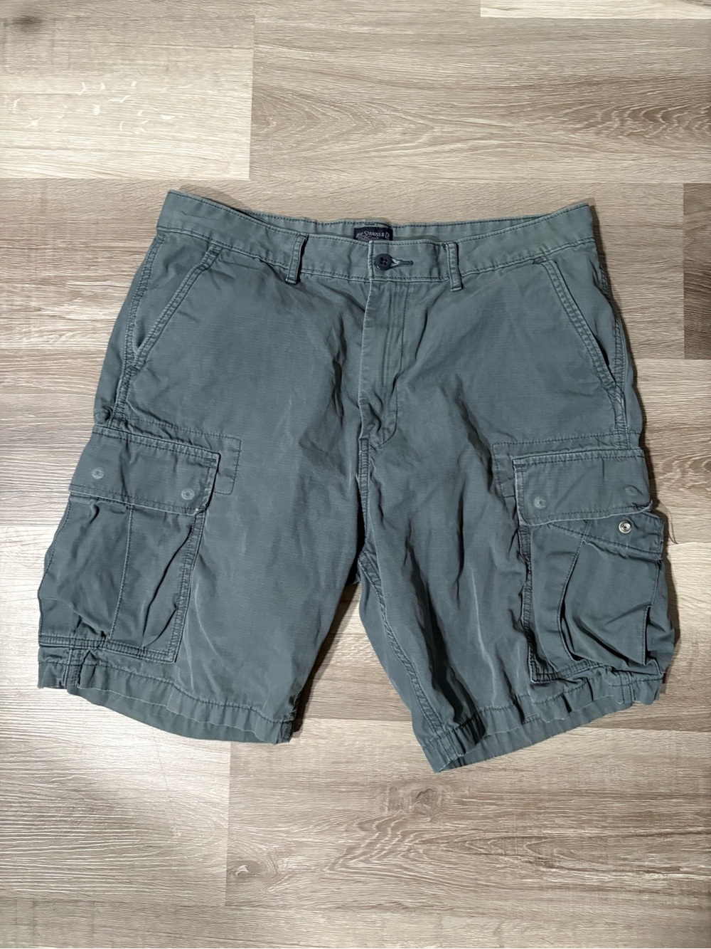 Levi’s Men's Gray Cargo Shorts. Utility Pockets. Size 34